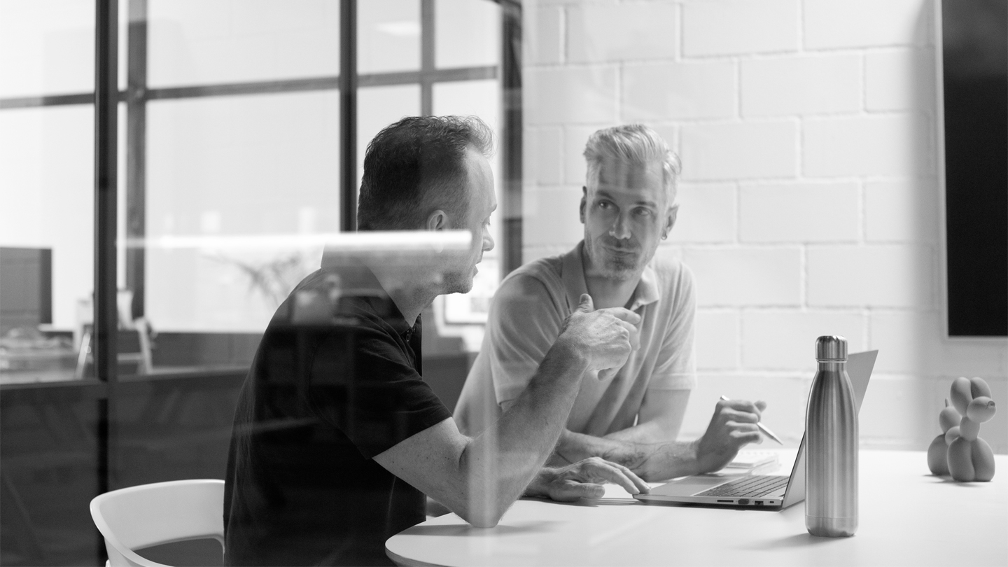 Carles y Raül trabajando para potenciar tu marca.